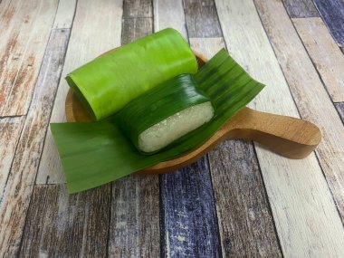 Lemper, genellikle doğranmış ya da doğranmış tavuk ile doldurulmuş ve muz yapraklarına sarılmış, yapışkan pirinçten yapılmış bir aperatiftir. Lemper Endonezya 'da meşhurdur ve ana yemeği yemeden önce açlık güçlendirici olarak yenir..