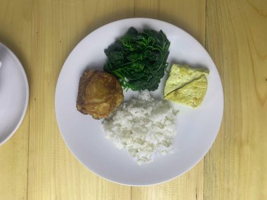 Tabakta kızarmış tavuk, pilav, haşlanmış ıspanak ve haşlanmış tofu servis edilir. Diyet yemek ve sağlıklı yemek..