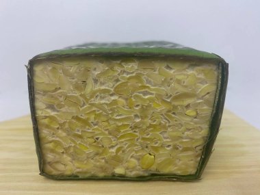 Tempeh muz yaprağına sarılı olarak izole edilmiş beyaz arkaplanda.