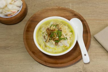 Bubur ayam, dilimlenmiş tavukla servis edilen Endonezya pirinç lapası.