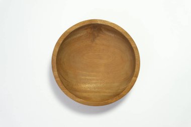 Tahta kase beyaz arka planda izole edilmiş, üst açılı bir düzeneği var..