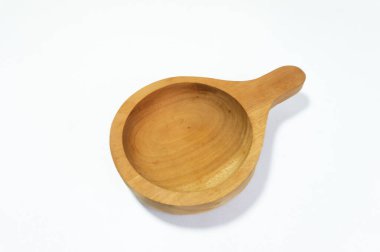 Tahta kase beyaz arka planda 45 derecelik açıyla izole edilmiş.