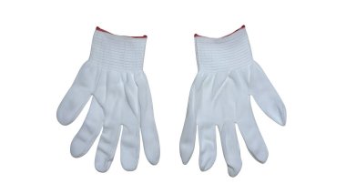 Bir çift temiz, beyaz koruyucu eldiven, çoğunlukla endüstriyel, tıbbi veya imalat ayarlarında kullanılır. Bu eldivenler, çeşitli görevler sırasında hijyen ve güvenliğe yardımcı olarak hem el koruması hem de kirliliği önleme amaçlı bir bariyer görevi görmektedir. Th