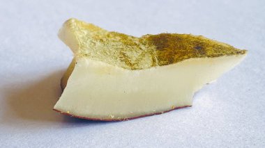 Bir parça beyaz ve sarı soğana yaklaş.