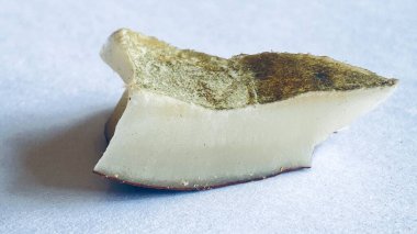 Beyaz ve gri bir taşın yakınına