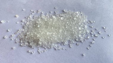 Siyah arkaplanda beyaz bir tuz bardağını kapat.