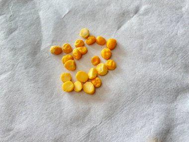 Beyaz arka planda çiğ sarı fasulye.