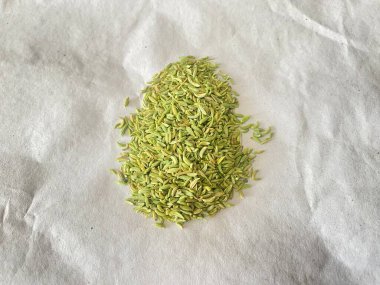 Beyaz arka planda kurutulmuş dereotu.