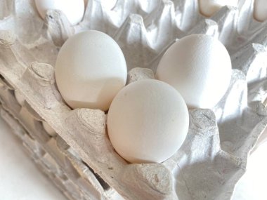 Kutuda tavuk yumurtası.