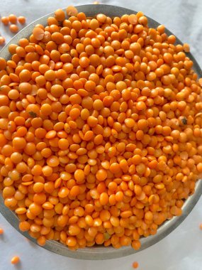 Bir kasede çiğ bezelye yakın.