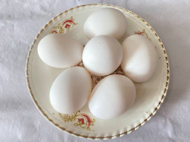 Arka planda beyaz yumurtalar.