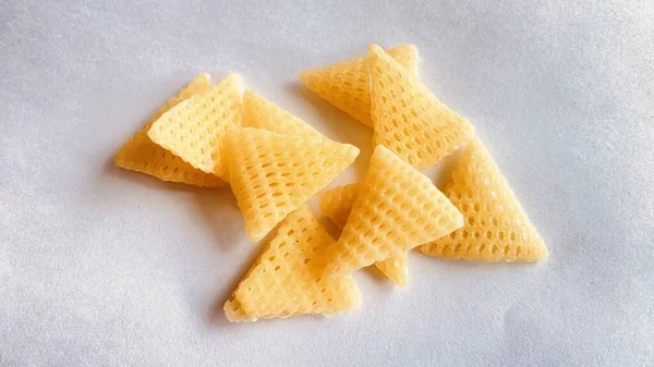 Beyaz arka planda dondurmalı waffle külahı.