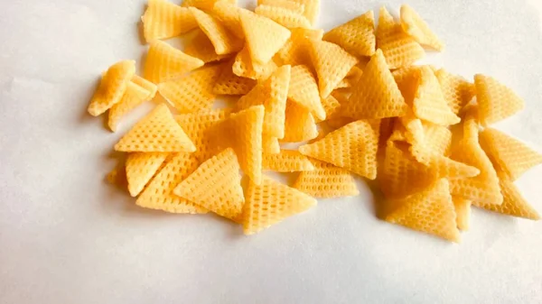Beyaz arkaplanda patates cipsi