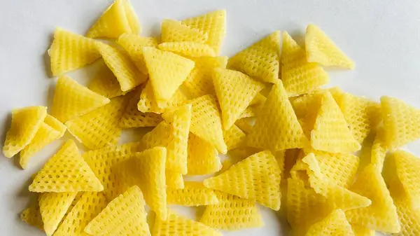 Beyaz arkaplanda patates cipsi