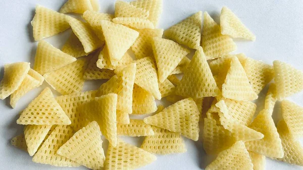 Beyaz arkaplanda patates cipsi