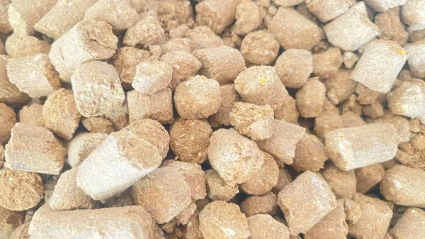 Beyaz arkaplanda kahverengi şeker yığını