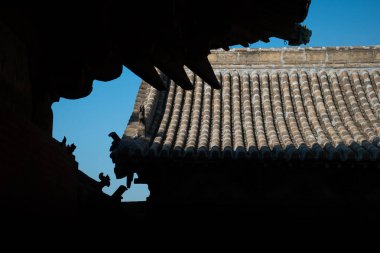 Eski Çin mimarisinin çarpıcı detayları benzersiz dekorasyonlarla geleneksel tapınak çatılarını vurguluyor..