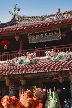 Renkli ejderha ve aslan dansları canlı bahar festivali sırasında geleneksel bir Çin tapınağında gerçekleşti..