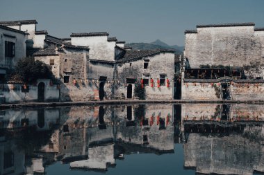 Bu antik köyde geleneksel Çin mimarisi sergileniyor. Güzel çatıları ve dingin suları olan zengin kültür mirası sergileniyor..