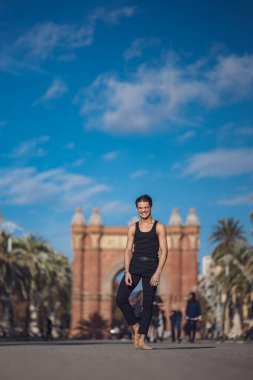 Genç adam Barselona sokaklarında klasik bale yapıyor. Güzel bir geçmişi ve ışığı var.