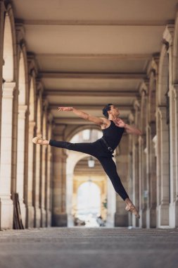 Genç adam Barselona sokaklarında klasik bale yapıyor. Güzel bir geçmişi ve ışığı var.