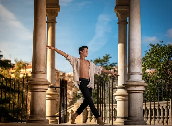 Młodzieniec Tańczący Klasyczny Balet Ulicach Barcelony Pięknym Tłem Światłem — Zdjęcie stockowe