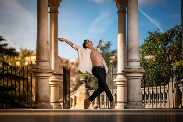 Młodzieniec Tańczący Klasyczny Balet Ulicach Barcelony Pięknym Tłem Światłem — Zdjęcie stockowe