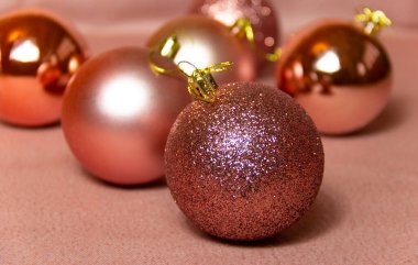 Pembe arka planda noel baloları. Promosyon, parti, olay tasarımı için parlak gerçekçi unsurlar.. 