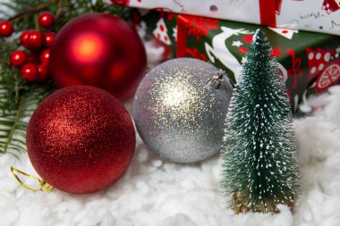 Beyaz arka planda Noel ağacı oyuncakları ve hediyeler