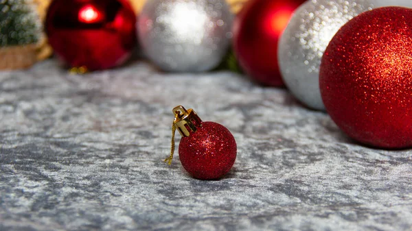 Roter Und Silberner Weihnachtsbaum Spielzeug Und Geschenke Auf Silbernem Hintergrund — Stockfoto
