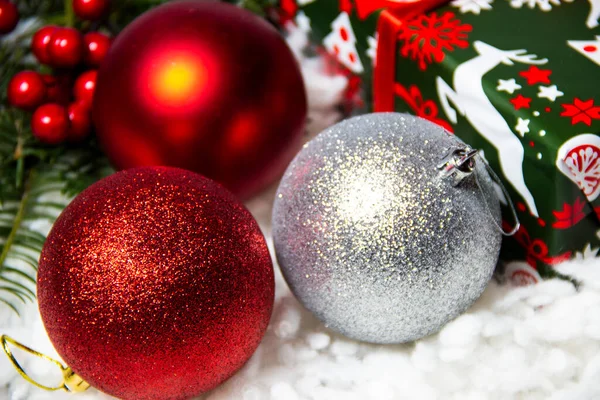 Rosso Argento Giocattoli Albero Natale Regali Uno Sfondo Argento — Foto Stock