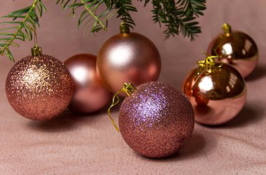 Pembe arka planda noel baloları. Promosyon, parti, olay tasarımı için parlak gerçekçi unsurlar.. 