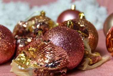 Pembe arka planda noel baloları. Promosyon, parti, olay tasarımı için parlak gerçekçi unsurlar.. 