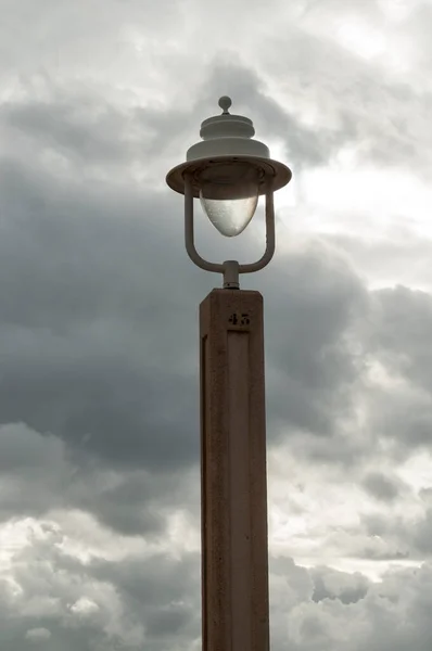 Samotna Lampa Uliczna Wyłączona Deszczowy Dzień — Zdjęcie stockowe