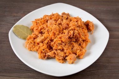 Tabakta lahana turşusu yahnisi