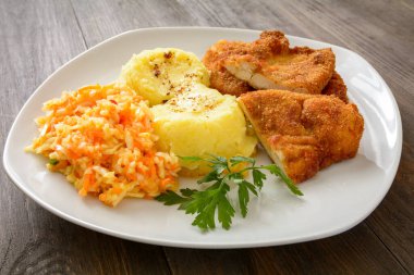 Patates ve salatalı domuz pirzolası.