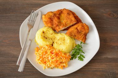 Patates ve salatalı domuz pirzolası.