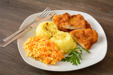 Patates ve salatalı domuz pirzolası.