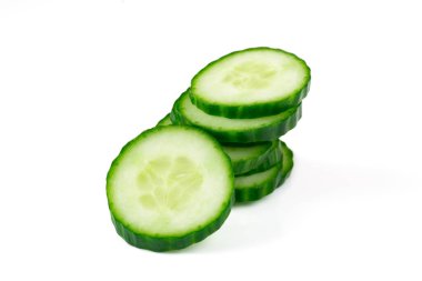 Beyaz arkaplanda salatalık