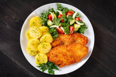 Patates ve salatalı kızarmış tavuk filetosu.