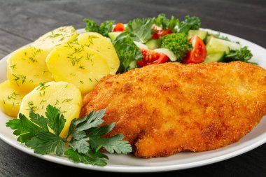 Patates ve salatalı kızarmış tavuk filetosu.