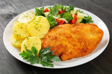 Patates ve salatalı kızarmış tavuk filetosu.
