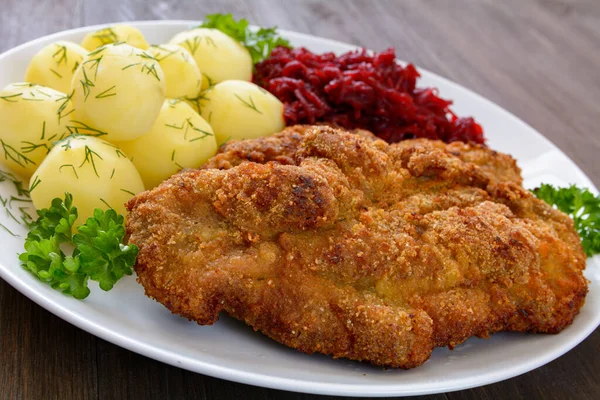 Schnitzel Mit Kartoffeln Und Rüben — Stockfoto