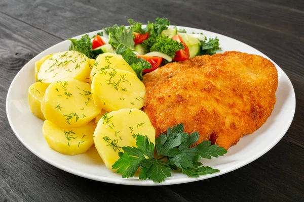 Gebratene Hühnerfilets Mit Kartoffeln Und Salat — Stockfoto