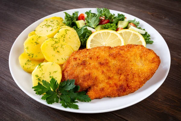 Patates ve salatalı kızarmış tavuk filetosu.