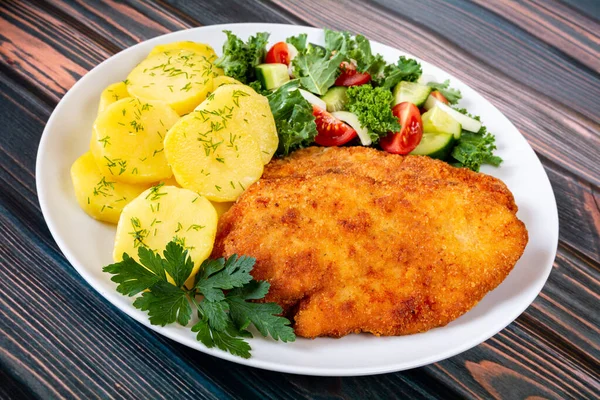 Patates ve salatalı kızarmış tavuk filetosu.