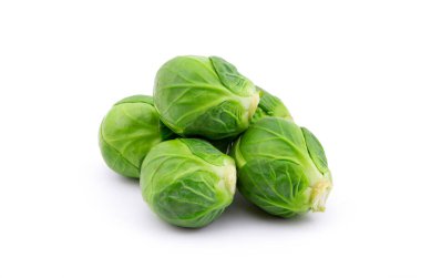 Beyaz arka planda Brüksel lahanası