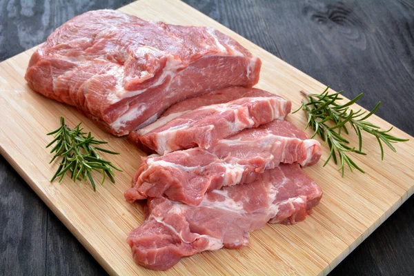 Pescoço Porco Uma Tábua Madeira — Fotografia de Stock