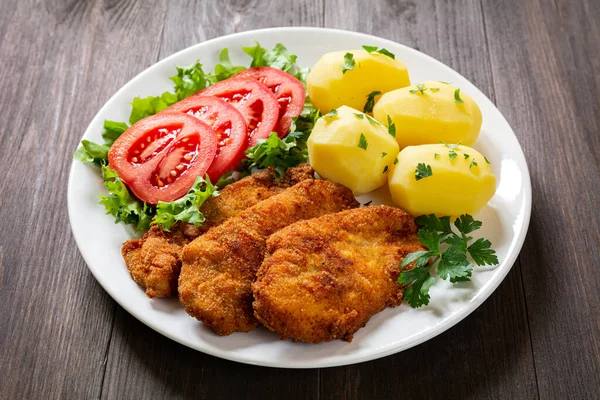 Gebratene Hühnerfilets Mit Kartoffeln Und Tomaten — Stockfoto