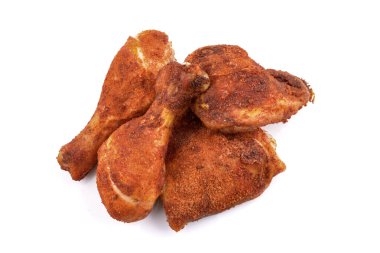 beyaz arka planda fırında tavuk bacağı